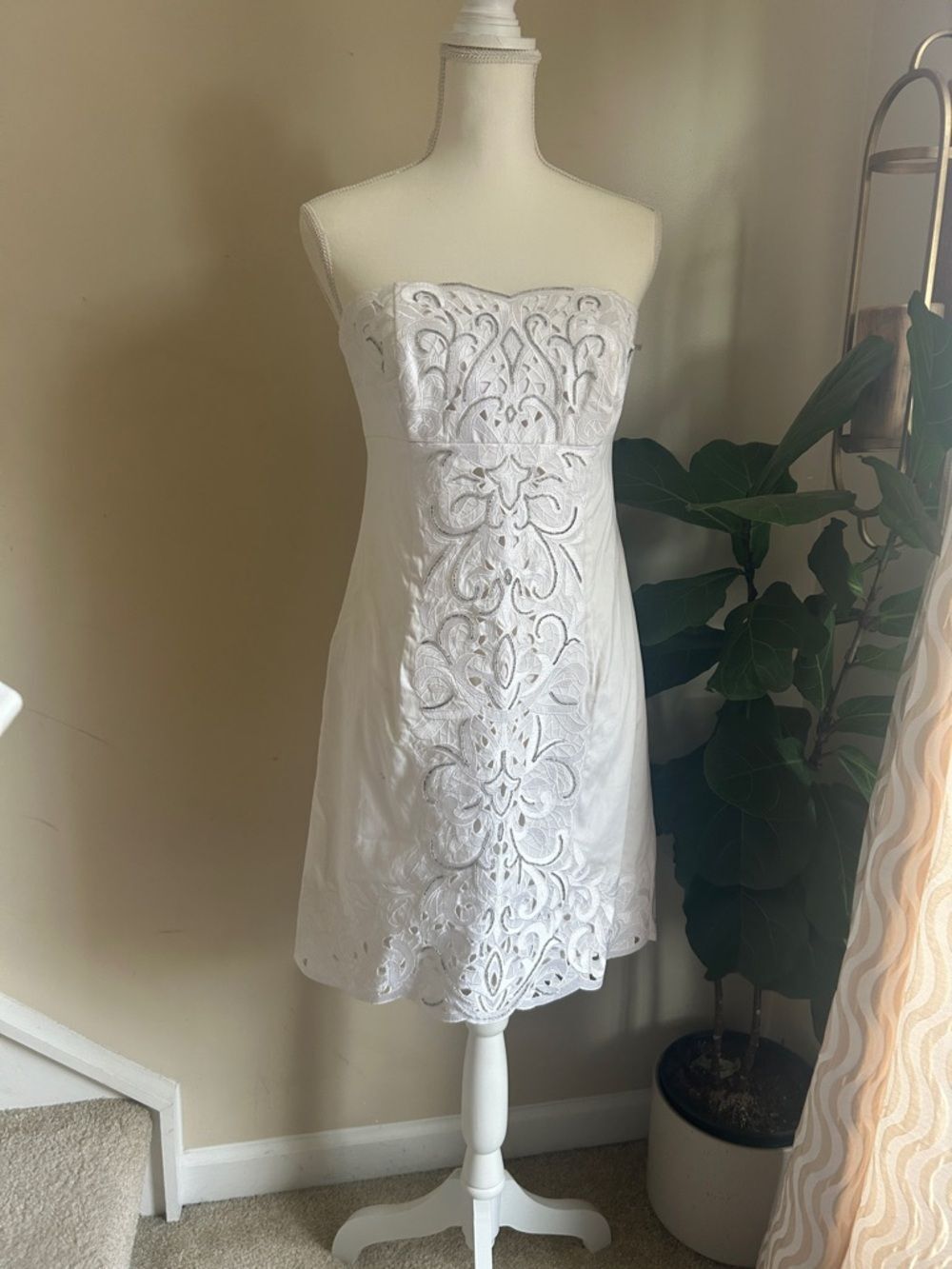 Strapless White house black market Embroidered Mini Dress size 6